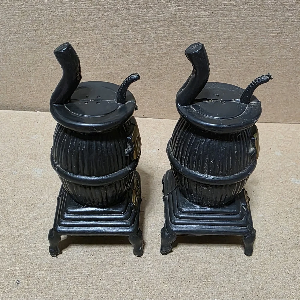 Vtg Pot Belly Stove Salt Pepper Shaker Set #159